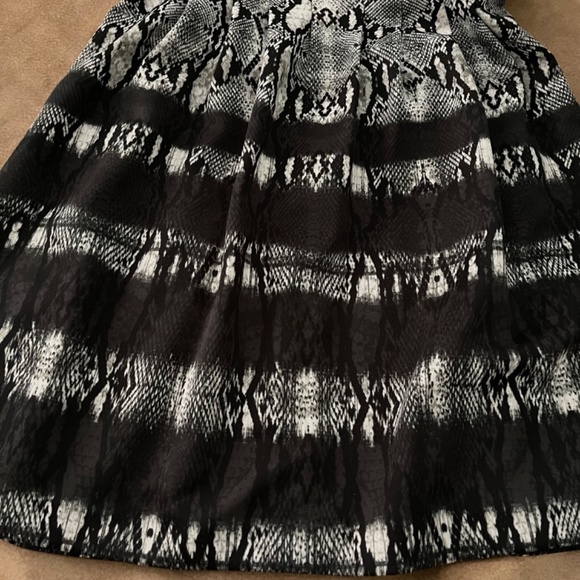 Vince Camuto Abstract Print Dress with Pockets Size 6 - Picture 5 of 14